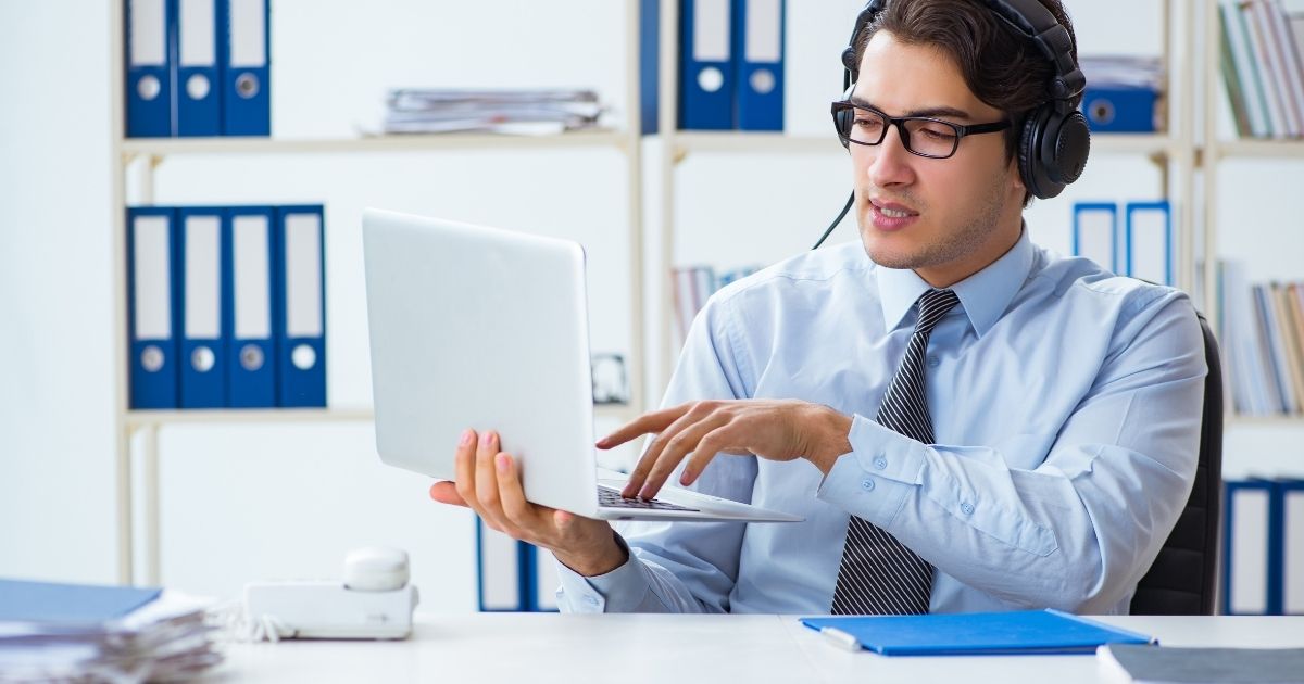 Onboarding New SaaS Customers? A Live Video Call is Your Most Powerful Tool 1 The Video Advantage: Three Ways Live Calls Guarantee Success